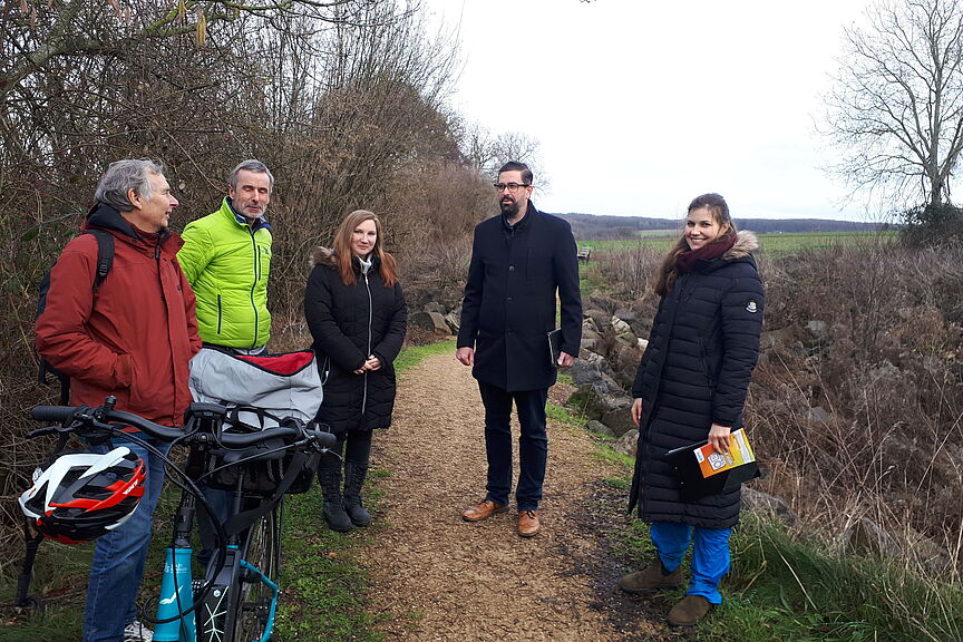 Ortstermin Kernbachradweg Das Bild zeigt die VertreterInnen des ADFC und der Gemeinden Wachtberg und Remagen auf dem Wiesenweg, der zum Kernbachradweg werden soll.