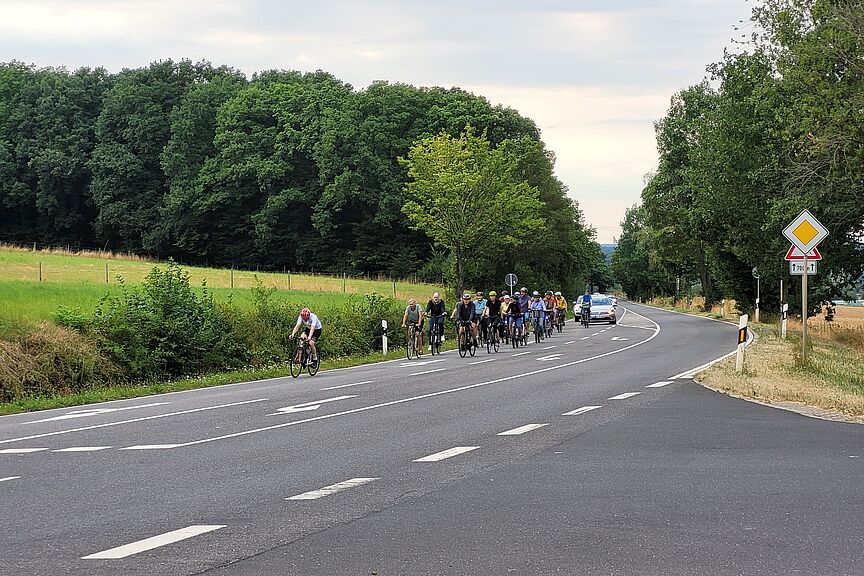 CM Bild Wachtberg Das Foto zeigt eine Gruppe von Radfahrenden aud dem viel befahreren Wachtbergring. Mit 22 Teilnehmenden fährt die Gruppe als geschlossener Verband nach StVO § 27.