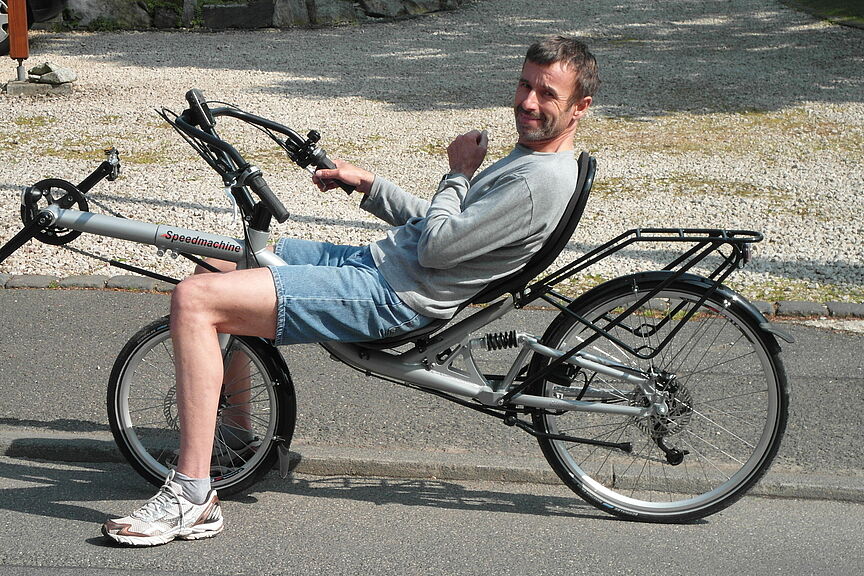 Jörg Landmann Das Bild zeigt Jörg Landmann, Verkehrsplaner der OG Wachtberg, in Sommerkleidung auf einem Liegerad