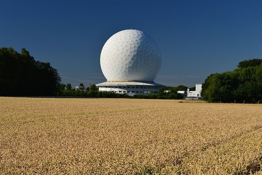 Radom_Wachtberg Das Bild zeigt das Radom des Fraunhofer-Instituts in Wachtberg, ein riesiger weißer Ballon