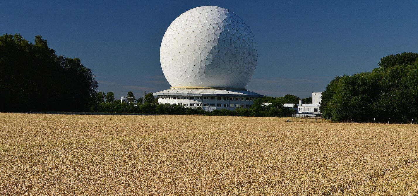 Radom_Wachtberg Das Bild zeigt das Radom des Fraunhofer-Instituts in Wachtberg, ein riesiger weißer Ballon