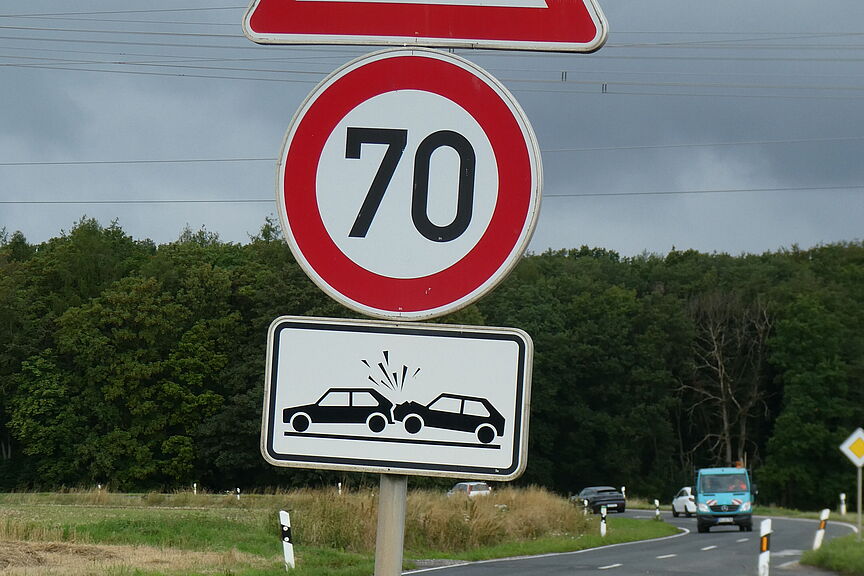 K57_Tempo_70 Das Bild zeigt ein Gebotsschild Tempo 70 auf der Kreisstraße 57.