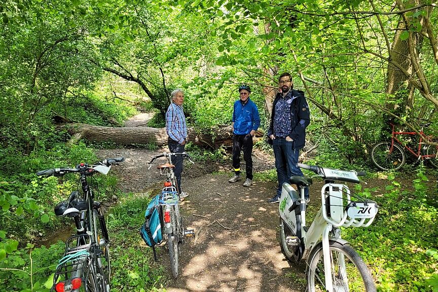 Ortstermin Ließem-Lannesdorf Das Bild zeigt drei Radfahrer auf einem Waldweg zwischen Ließem und Lannesdorf, es sind Ortstermin an der Grenze Ließem-Lannesdorf, v.r.n.l.: Christian Pohl (Gemeinde Wachtberg), Erwin Schweisshelm, Andreas Stümer (beide ADFC)annesdorf, v.r.n.l.: Christian Pohl (Gemeinde Wachtberg), Erwin Schweisshelm, Andreas Stümer (beide ADFC)