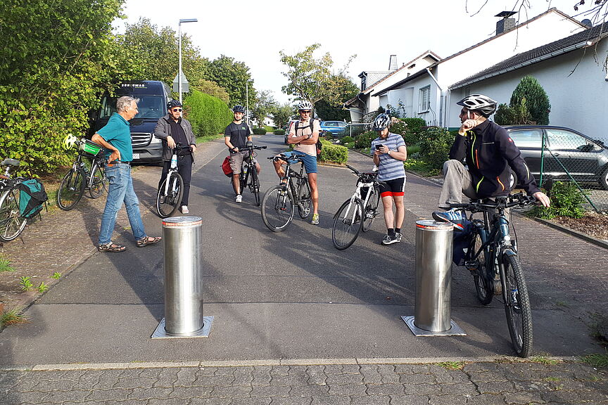 2. KommPoli Tour 2023 Das Bild zeigt zwei automatisch aus- und einfahrbare Poller zur Sperrung eines Wirtschaftsweges in Grafschft-Birresdorf.