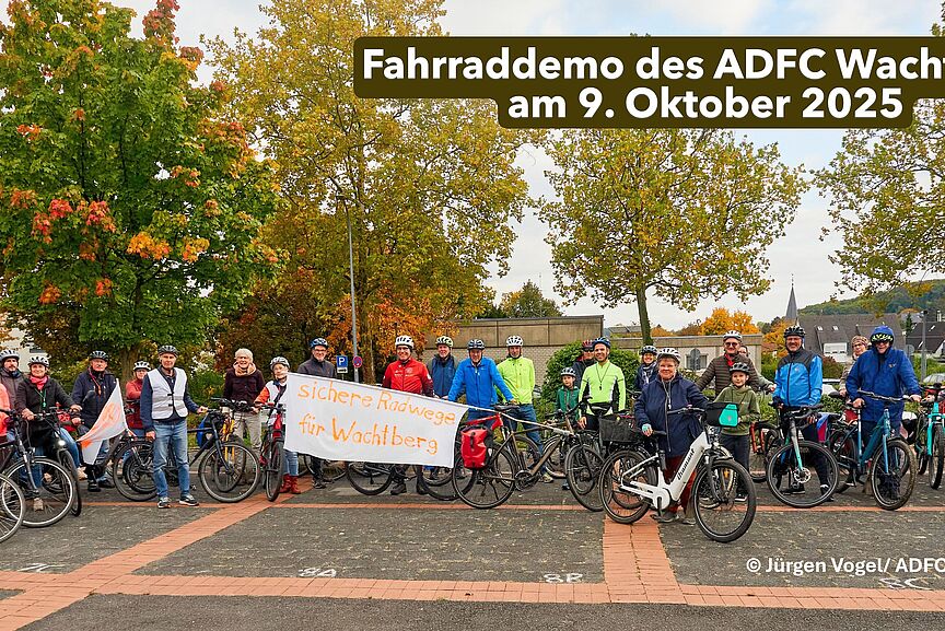Fahrraddemo Das Bild zeigt die 27 Teilnehmer:innen der Fhrraddemo des ADFC Wachtberg am 7. Oktober vor dem Start auf dem Schulhof in Berkum - eine bunte Mischung aus Júng und Alt.