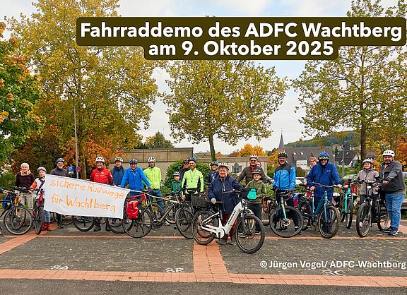 Das Bild zeigt die 27 Teilnehmer:innen der Fhrraddemo des ADFC Wachtberg am 7. Oktober vor dem Start auf dem Schulhof in Berkum - eine bunte Mischung aus Júng und Alt.