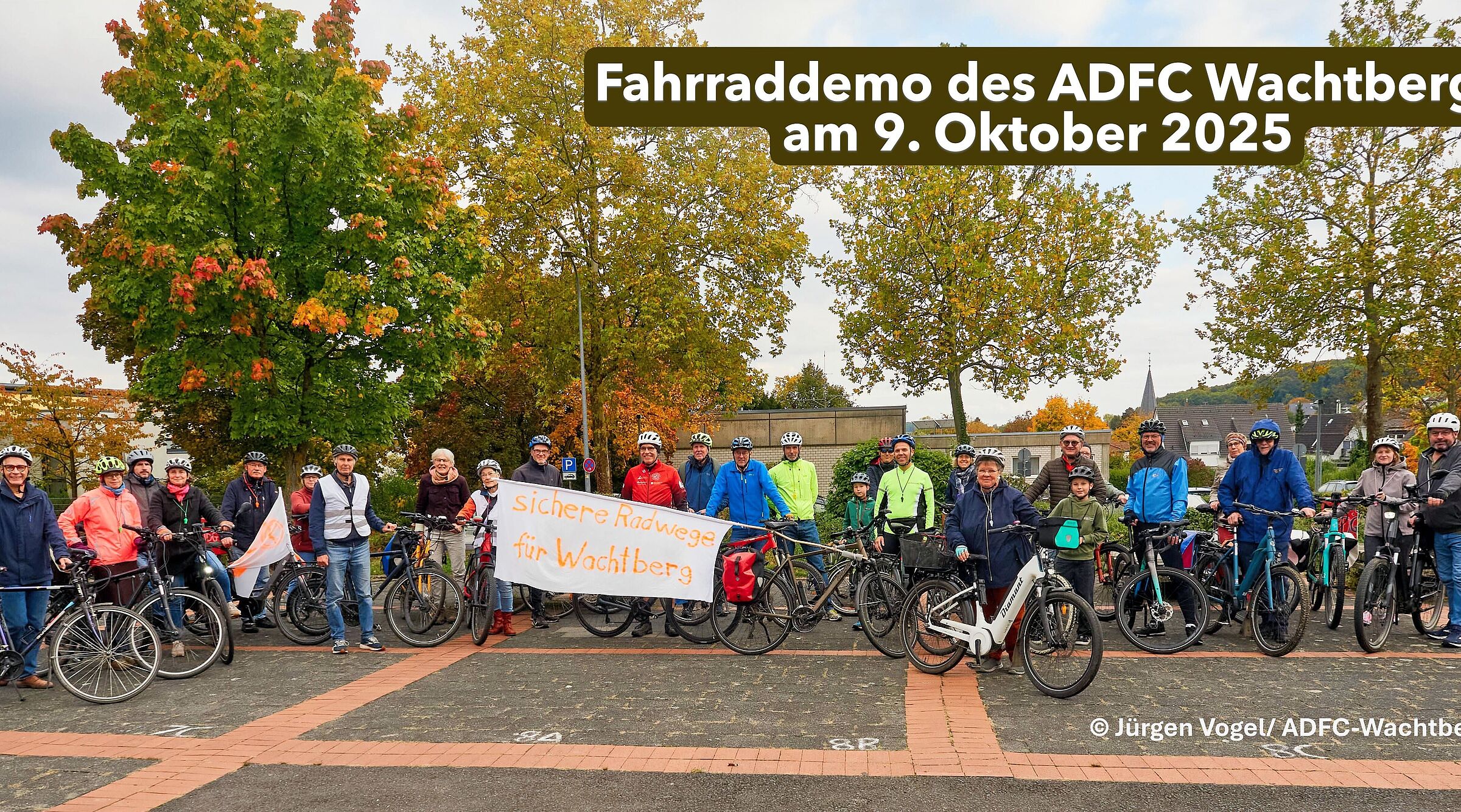 Das Bild zeigt die 27 Teilnehmer:innen der Fhrraddemo des ADFC Wachtberg am 7. Oktober vor dem Start auf dem Schulhof in Berkum - eine bunte Mischung aus Júng und Alt.