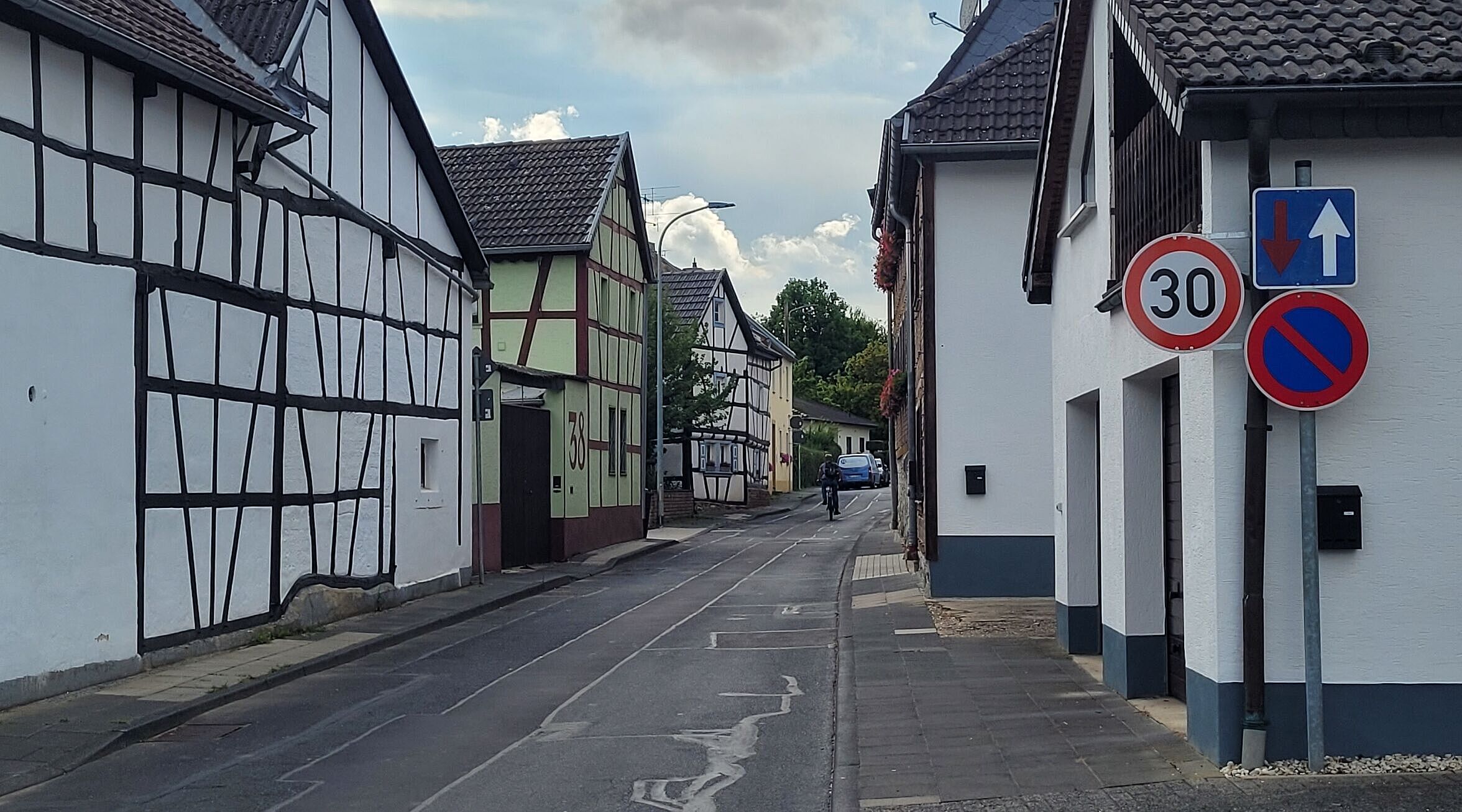 Das Foto zeigt eine Engestelle an einer viel von Kindern genutzten Straße in Werthhoven mit einem Tempo 30 Schild