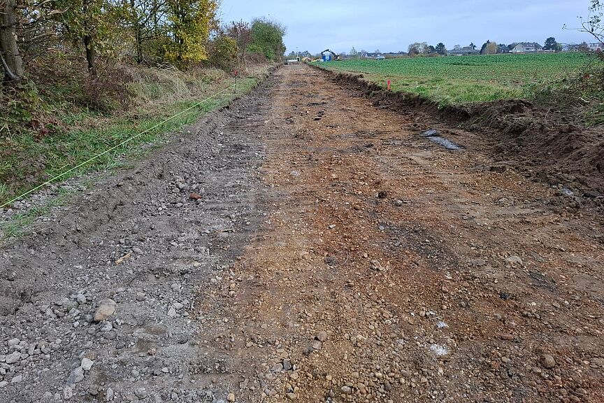 Lückenschluss Godesberg Das Bild zeigt einen im Bau befindlichen Wirtschaftsweg, er soll als Radweg hergerichtet werden.