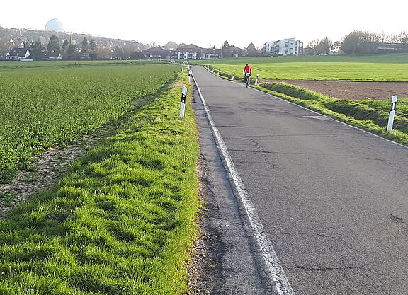 Berkumer Weg Das Foto zeigt die Strassenverbingung zwischen Berkum und Gimmersdorf in Wachtberg, die in Zukunft nach Beschluss des Gemeinderates eine Fahhradstrasse wird, mit Sperrung des Autoverkehrs.
