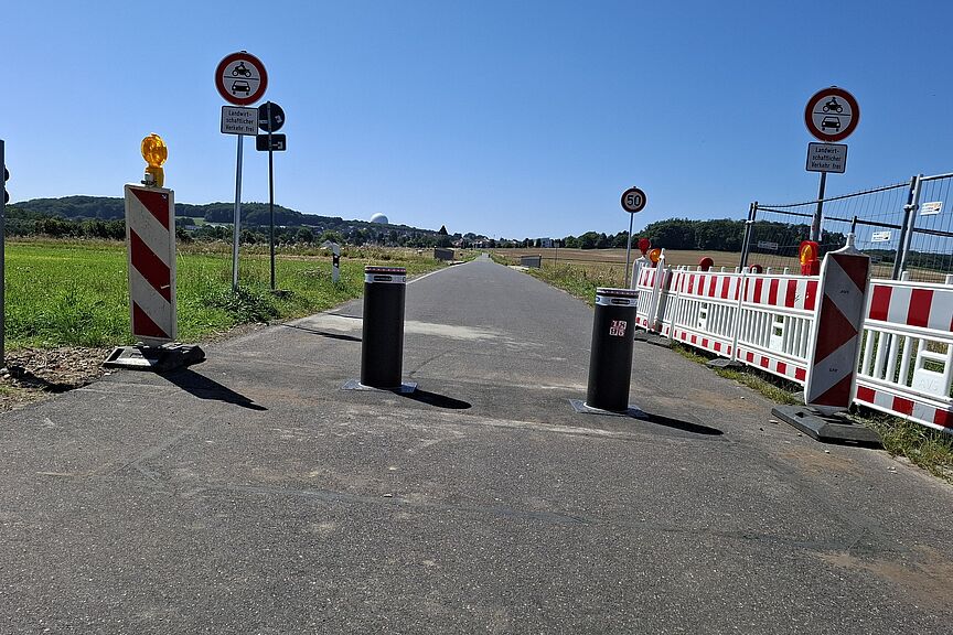 Poller Berkumer Weg Das Bild zeigt die mit zwei versenkbaren Pollern abgespertte Fahrradstraße Berkumer Weg in Wachtberg