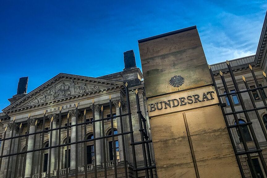 Bundesrat Berlin Das Bild zeigt des Gebäude des Bundesrats in Berlin mit dem entsprechenden Schriftzug auf dem Gebäude