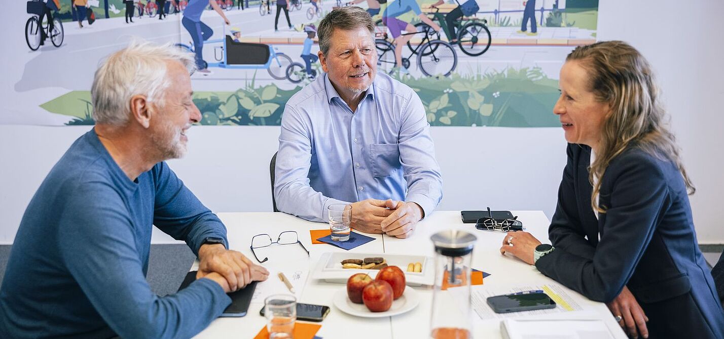 Gespräch zur ADFC-Vision Fahrradland-Plus Frank Masurat, Dr. Joachim Lohse und Dr. Caroline Lodemann (v. l. n. r.) diskutieren die ADFC-Vision Fahrradland-Plus.