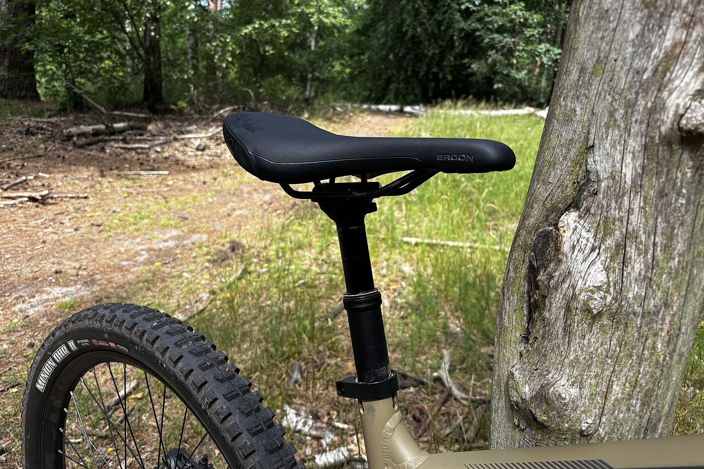 Sattelstütze Eine versenkbare Sattelstütze an einem MTB.